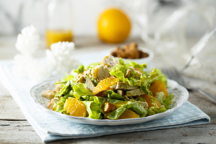 Bord met salade en citrusfruit