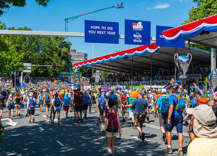 Intocht van de vierdaagse Nijmegen met een bontgekleurde stoet