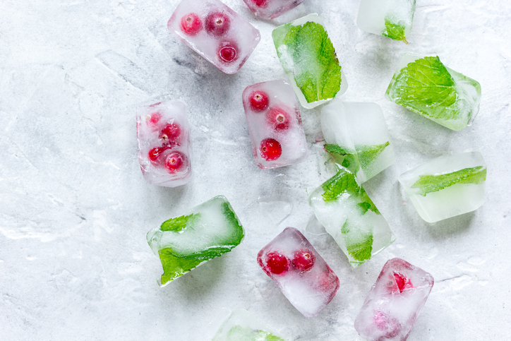 ijsblokjes met fruit en kruiden
