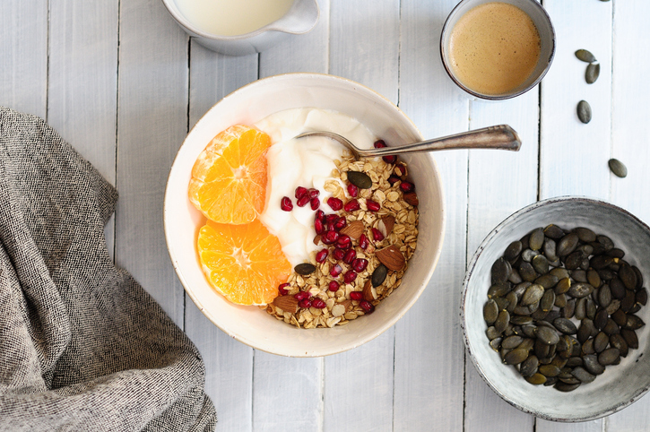 ontij van yoghurtmet havermout, noten en zaden