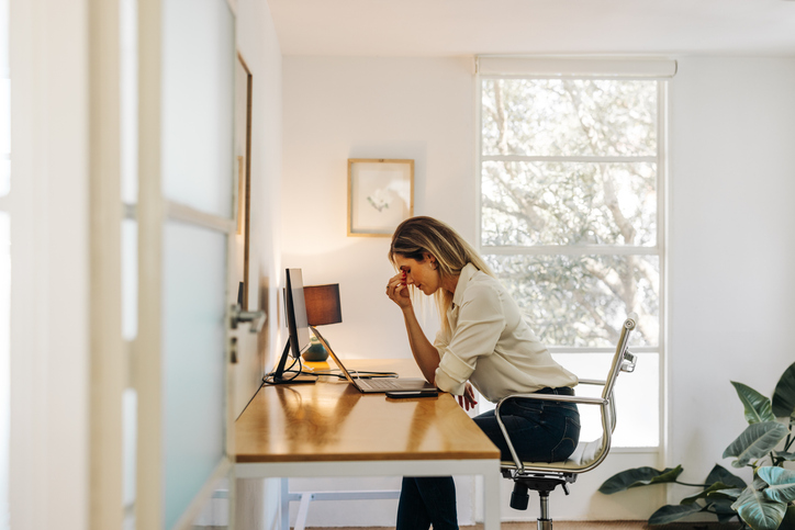 Vrouw moedeloos aan een bureau