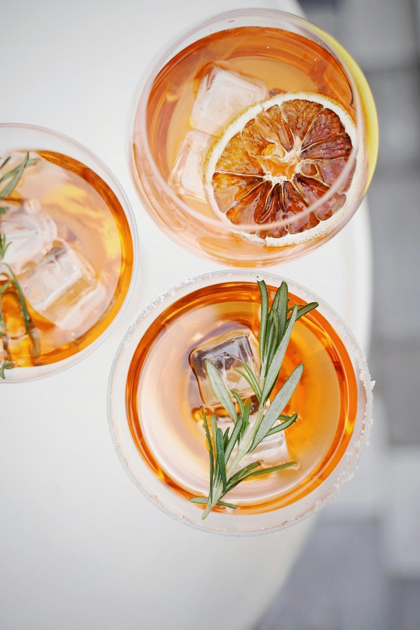 3 glazen mocktail van bovenaf gefotografeerd
