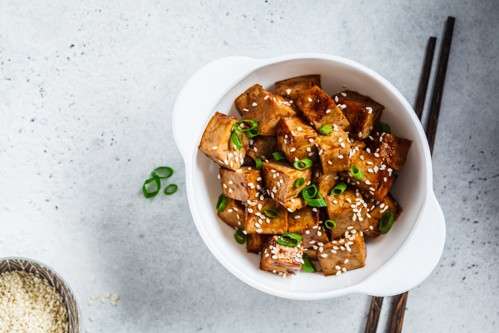 bakje met gemarineerde tofu