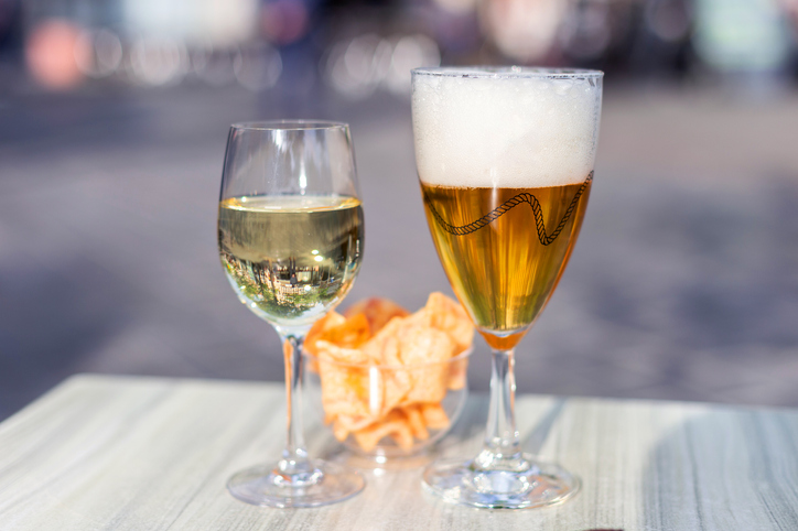 glas bier en een glas wijn