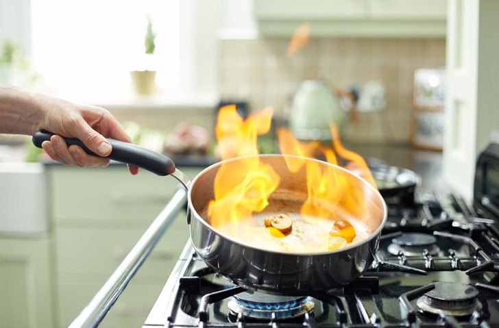 iets flamberen in een pan