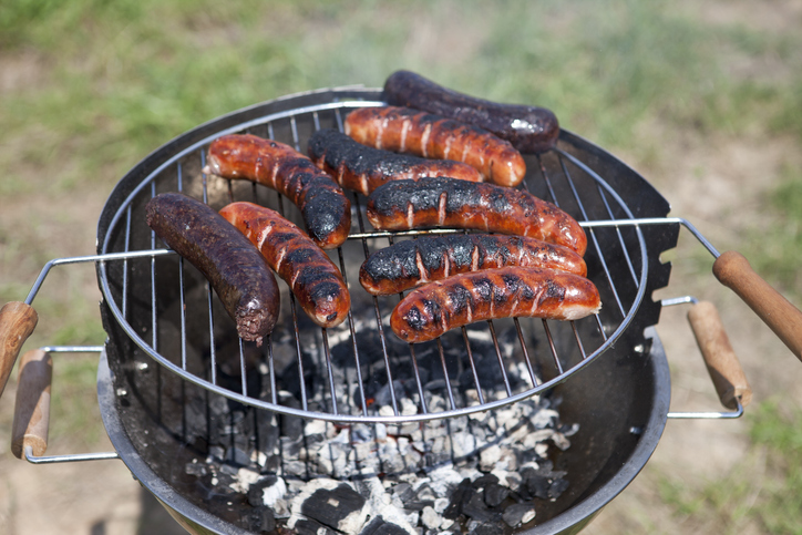 zwarte gegrilde worsten op barbecue