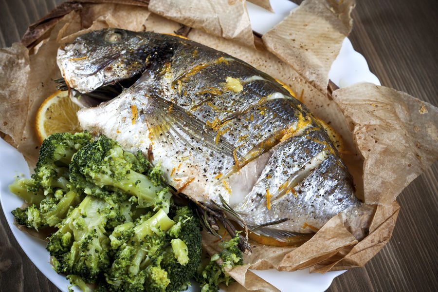 gegrilde dorade op ene bord