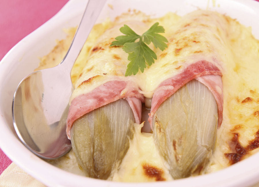Hoe krijg ik een knapperig korstje op de witlof met ham en kaas uit de oven?