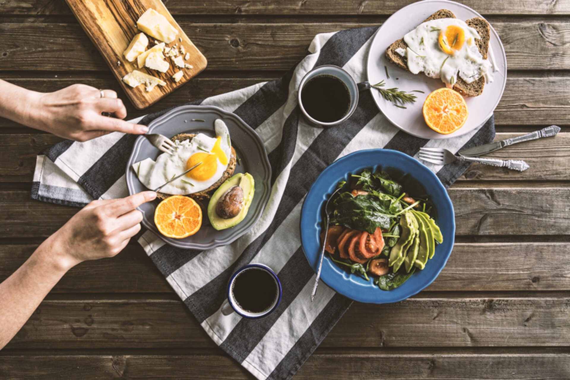 2 ontbijtborden met brood, ei en avocado