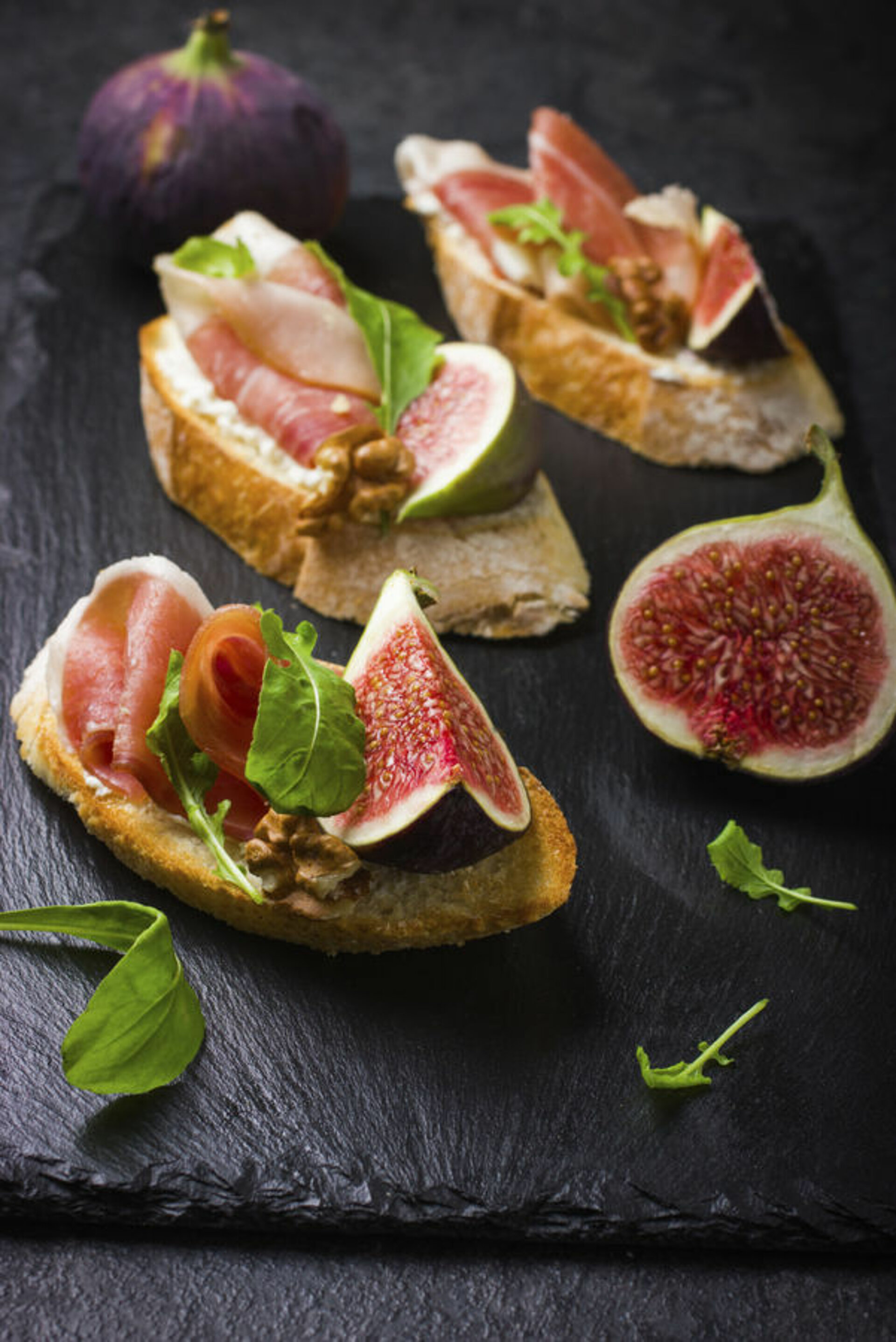 Crostini met parmaham, munt en vijgen Crostini met parmaham, munt en vijgen