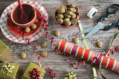 kruidnottjes bij een kop thee en cadeautjes