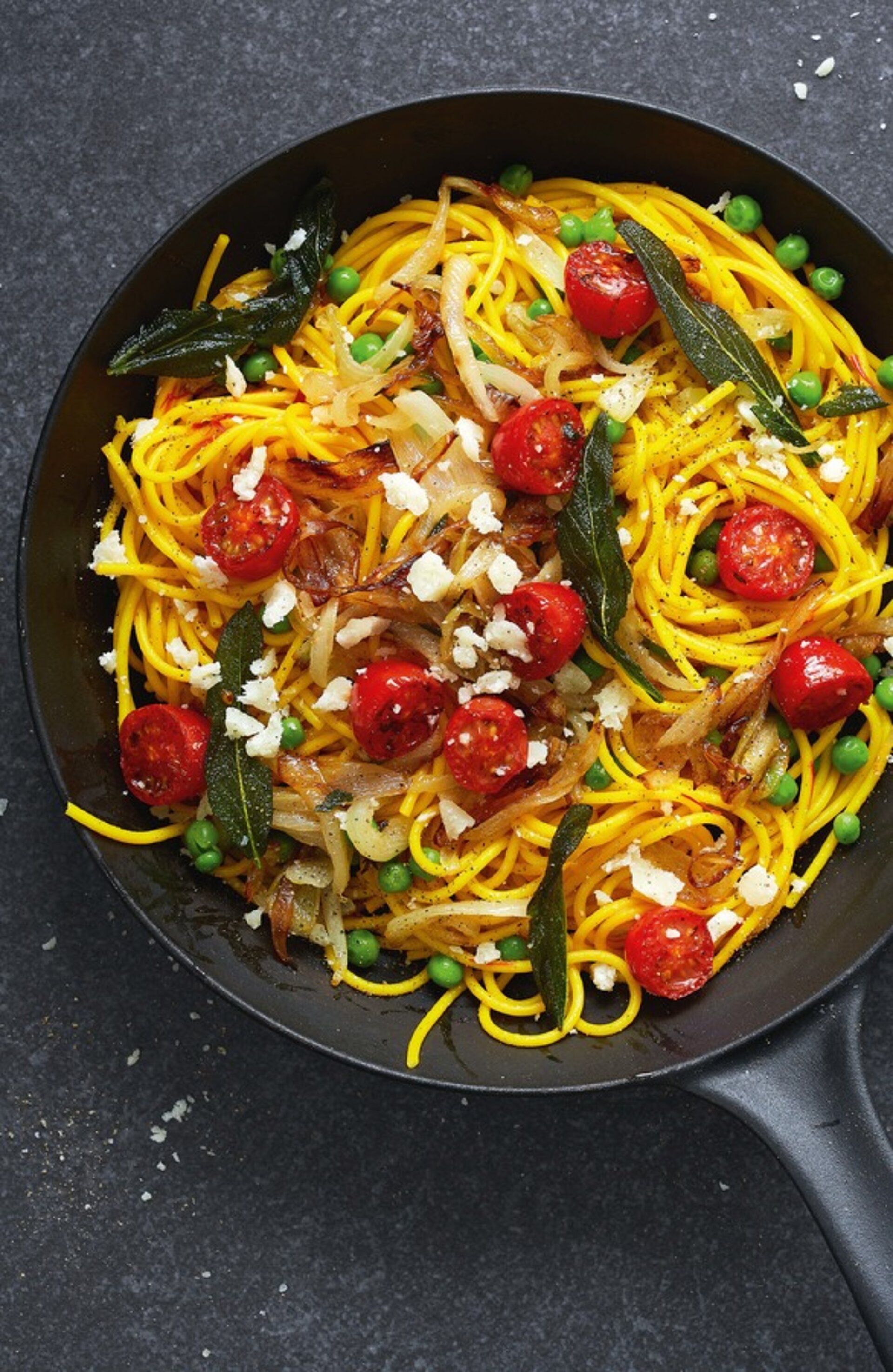 Gekaramelliseerde ui met saffraanpasta