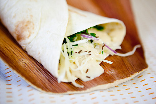 Tortilla met bonenpuree en gemarineerde wittekool
