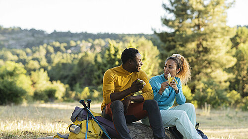 Lange wandeling? wat eet je dan? man en vrouw die rusten tijdens een lange wandeling