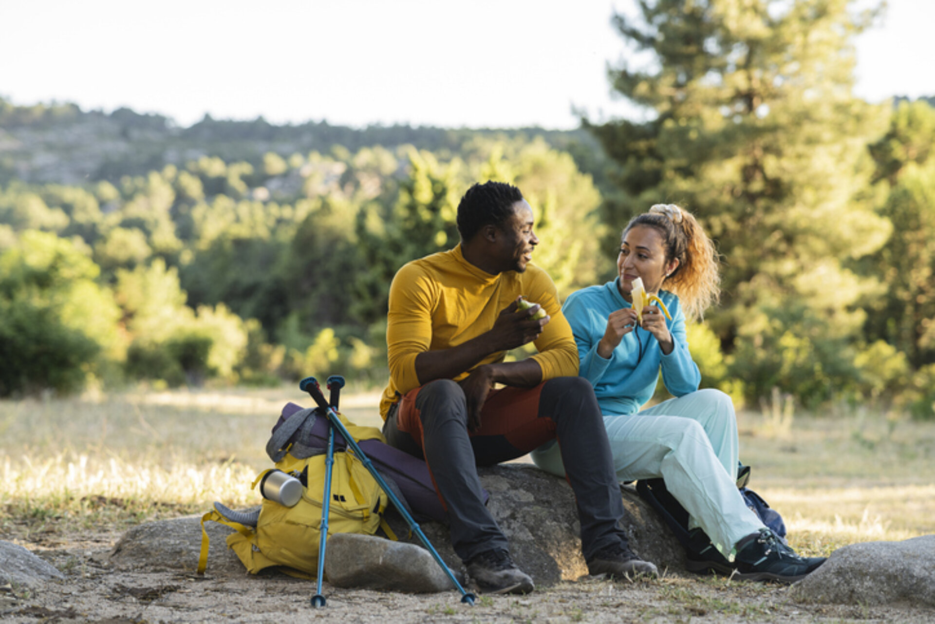 Lange wandeling? wat eet je dan? man en vrouw die rusten tijdens een lange wandeling