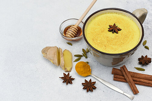 Golden Milk Gelige drank met specerijen ernaast