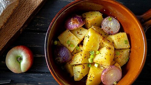 Schaal met aardappels en ui