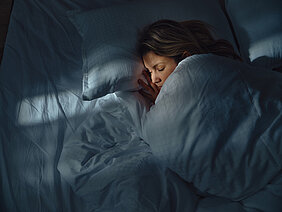 vrouw in bed, slapend