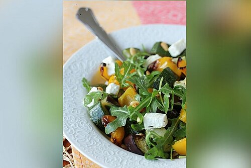 Salade van gegrilde groenten met feta en pijnboompitjes
