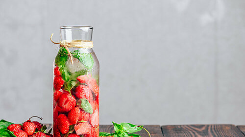 Water met aardbeien en basilicum