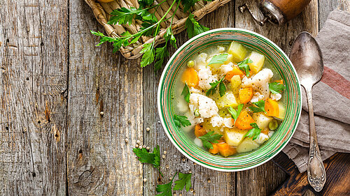 kom met groentebouillon
