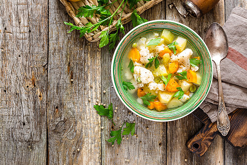 kom met groentebouillon