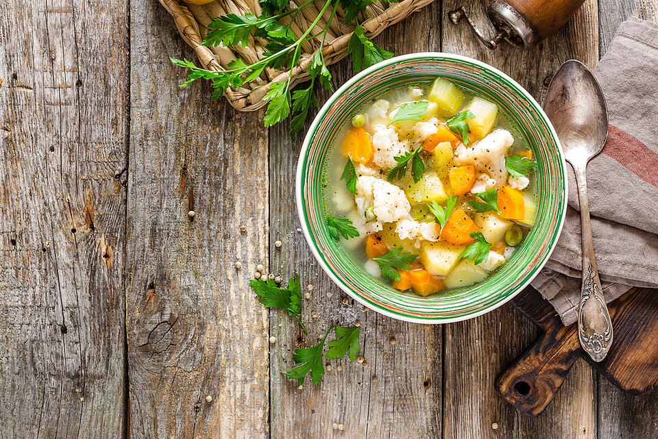 kom met groentebouillon