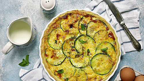 Zo eet je genoeg eiwit Courgettequiche met zuivel en eieren