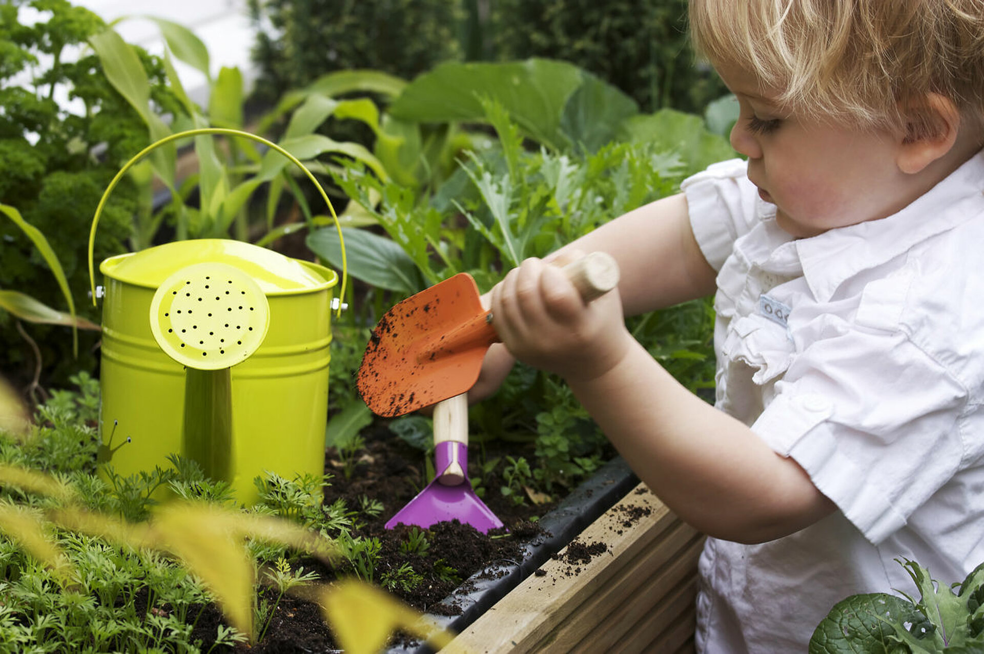 Kind in moestuin Kind in moestuin