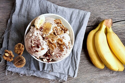 schaaltje met bananenijs