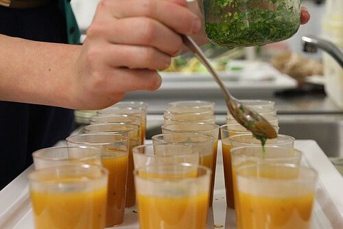 Zoete aardappelsoep met gember en gremolata