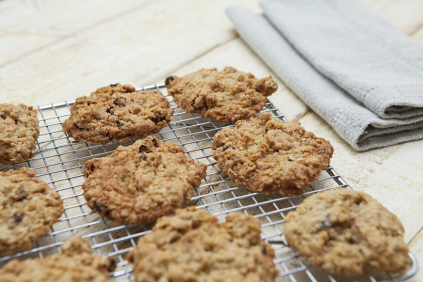 Alles over Puurgezonde zoete snacks plaat met havermoutkoekjes met minder suiker