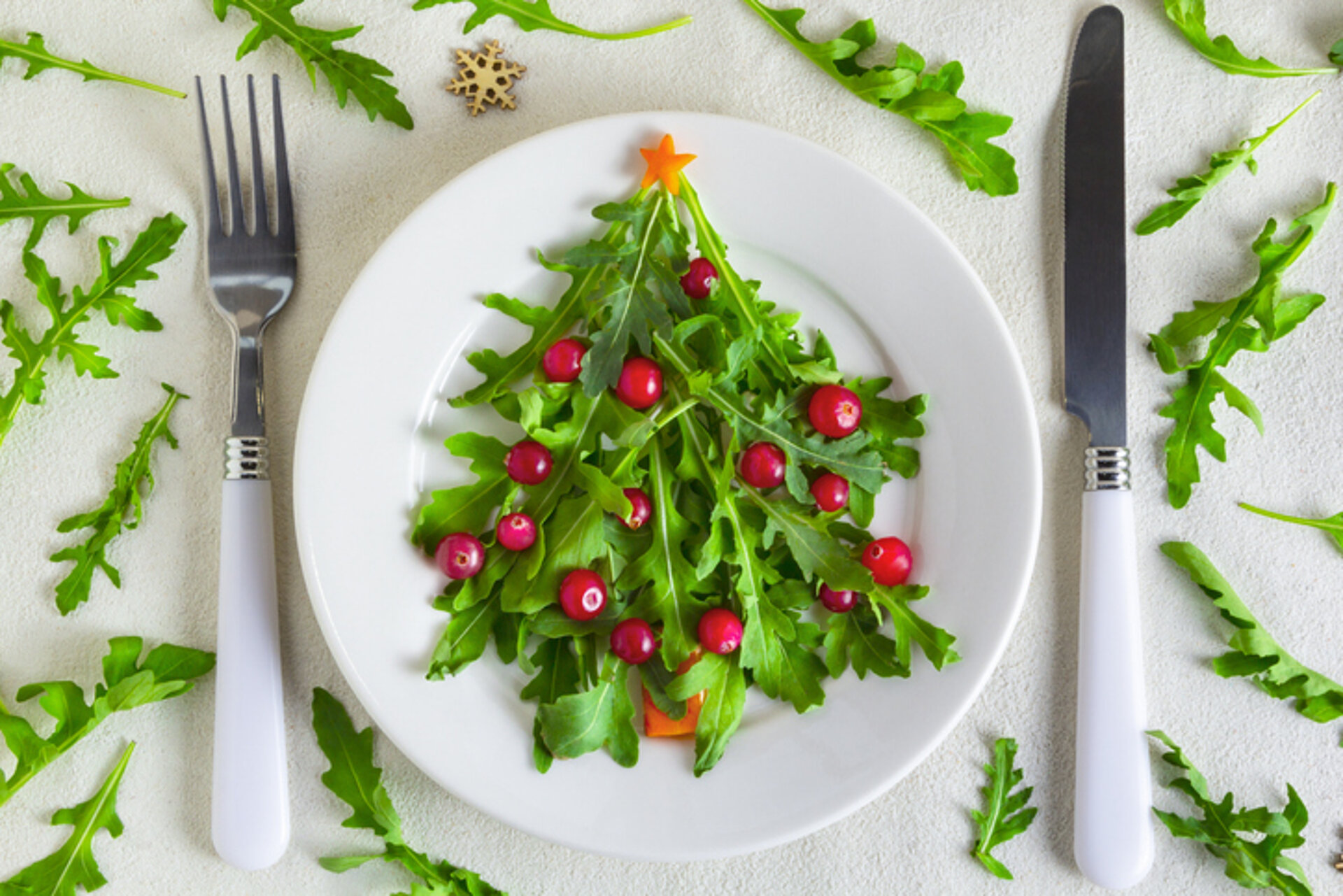 5 tips voor een groen(t)e kerst kerstboom van rucola op een wit bord