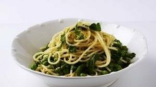 Romige spaghetti met doperwten en rucola