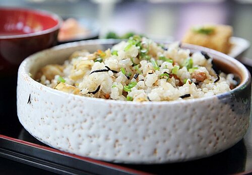 Witte dekschaal met venkelrisotto met spekreepjes