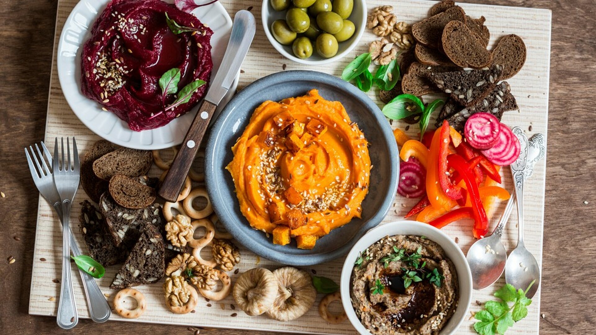 Homemade is gezonder dan kant-en-klaar borrelplank met dips homemade