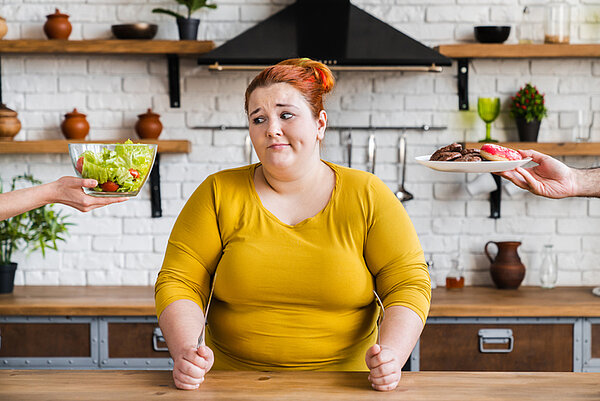 vrouw die keuze moet maken uit eten