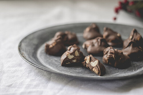 bord met pindanotenrotsjes