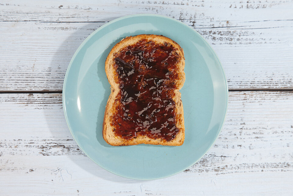 snee brood besmeerd met appelstroop