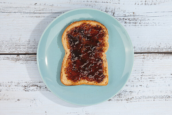 snee brood besmeerd met appelstroop