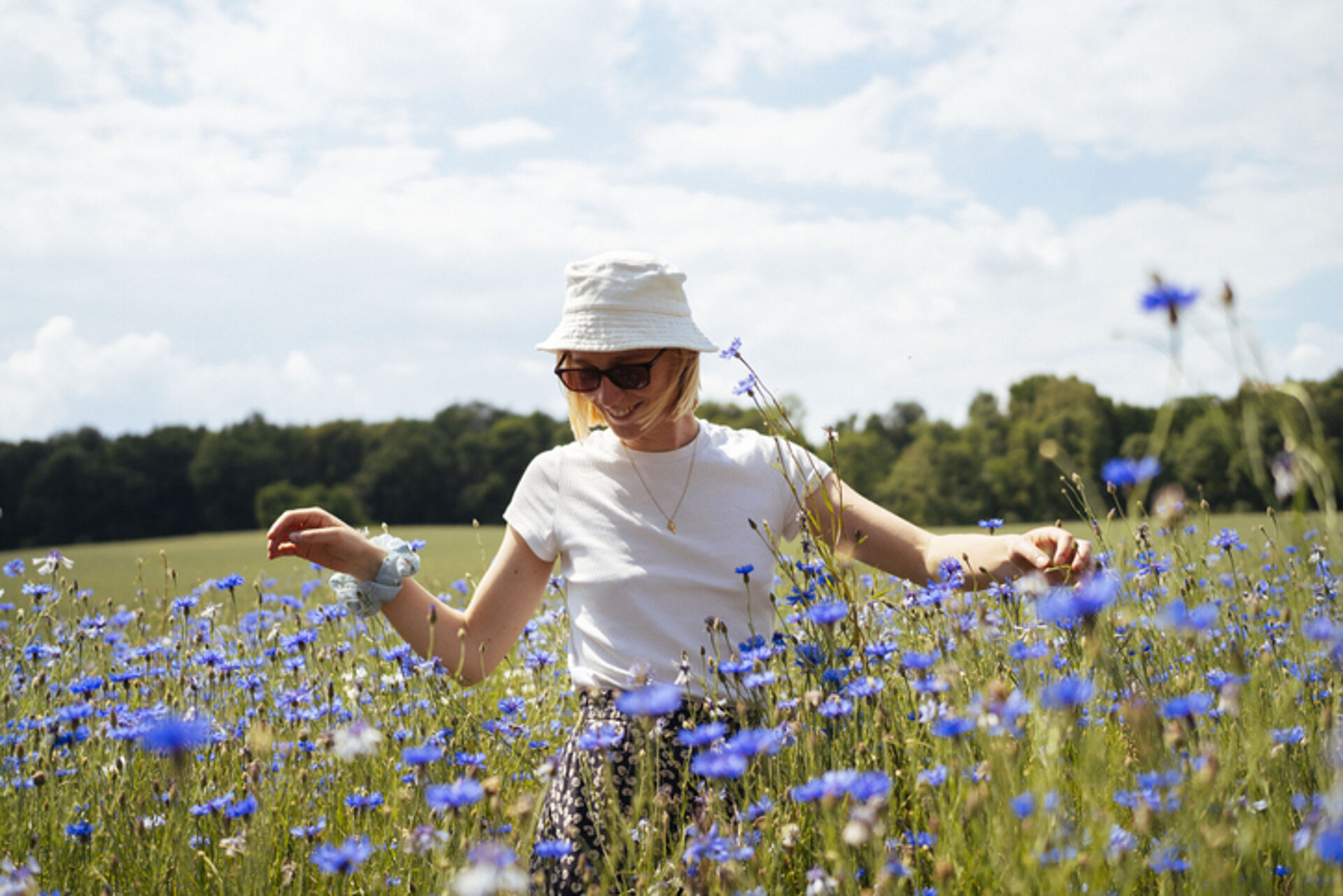 Ontspannen vrouw in een veld korenbloemen