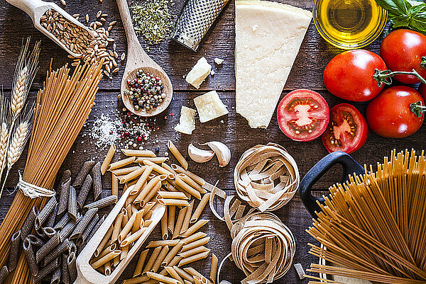 elementen in een pasta maaltijd: volkoren en groenten