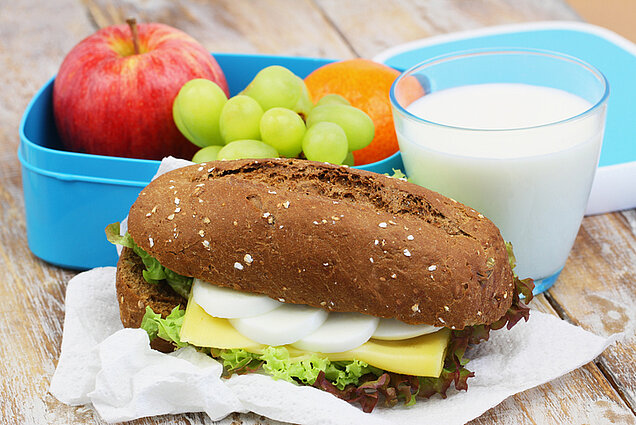 melk bij een lunch leidt niet tot een ijzertekort lunch met volkorenpistolet, gezond belegd en met fruit en een glas melk