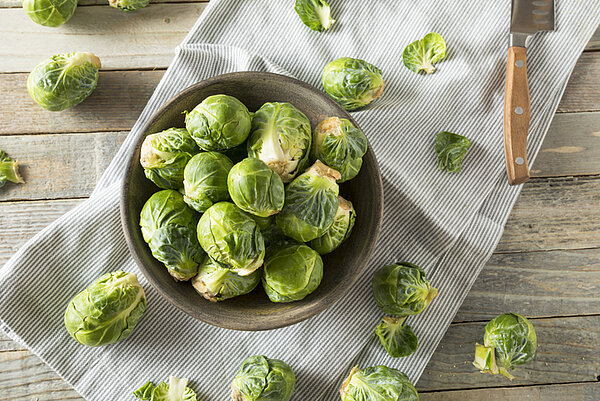 ongekookte spruitjes in een schaaltje op tafel