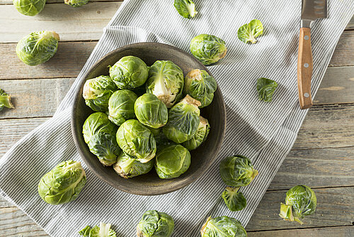 ongekookte spruitjes in een schaaltje op tafel