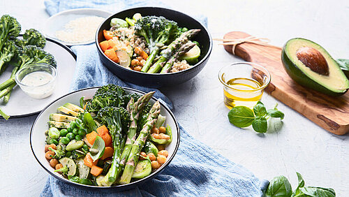 2 kommen met salades van groenten en peulvruchten