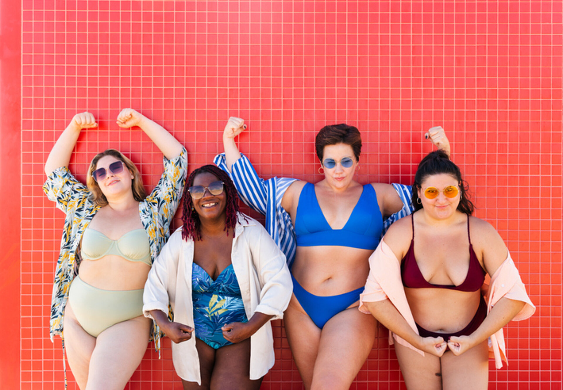 4 niet heel slanke vrouwen in bikini die trots zijn op hun lichaam
