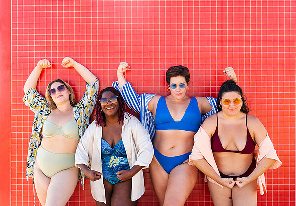 4 niet heel slanke vrouwen in bikini die trots zijn op hun lichaam