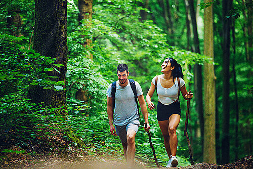 1325603504 Man en vrouw wandelen in het bos