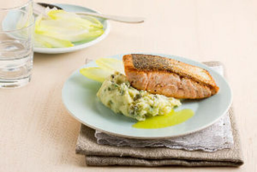 Op de huid gebakken zalm op kruidenpuree Op de huid gebakken zalm op kruidenpuree